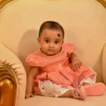 Bebê de seis meses em fase de descobertas e desenvolvimento