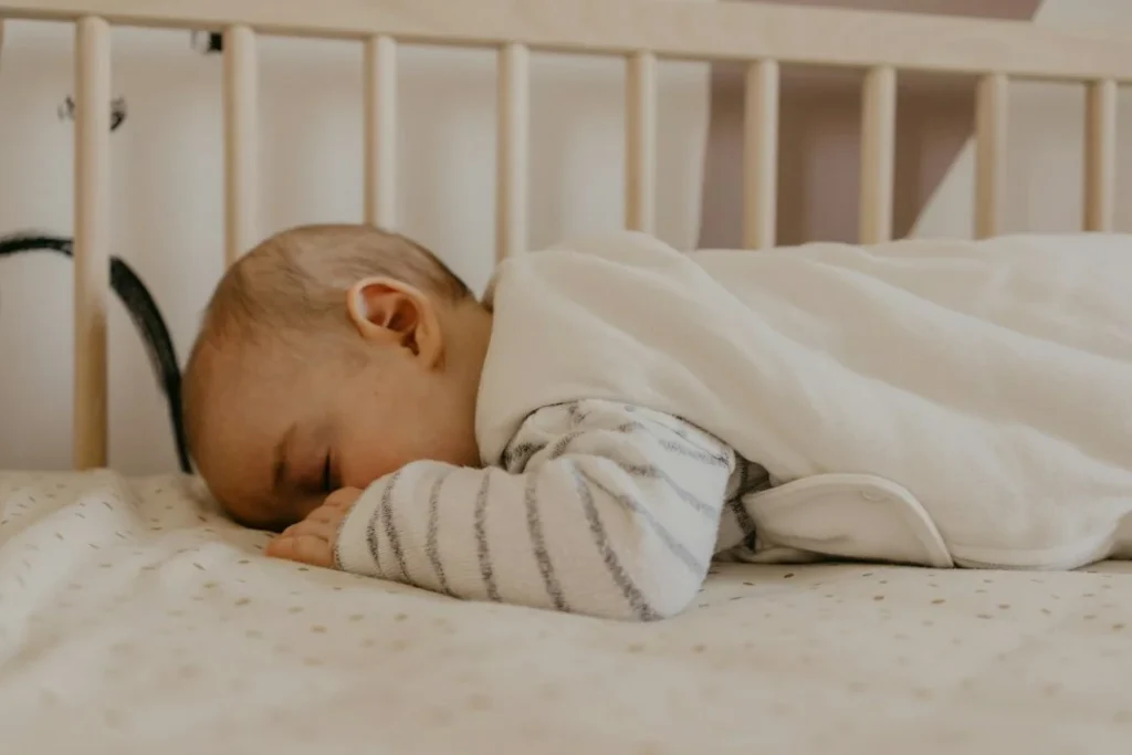 Bebê descansando em ambiente acolhedor; orientação de sono seguro no artigo