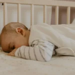 Bebê descansando em ambiente acolhedor; orientação de sono seguro no artigo