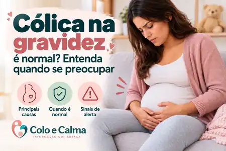 Gestante sentada no sofá com desconforto abdominal em conteúdo sobre cólica na gravidez