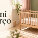 Mini berço de madeira vazio com colchão plano e lençol ajustado, ao lado do texto Mini berço.