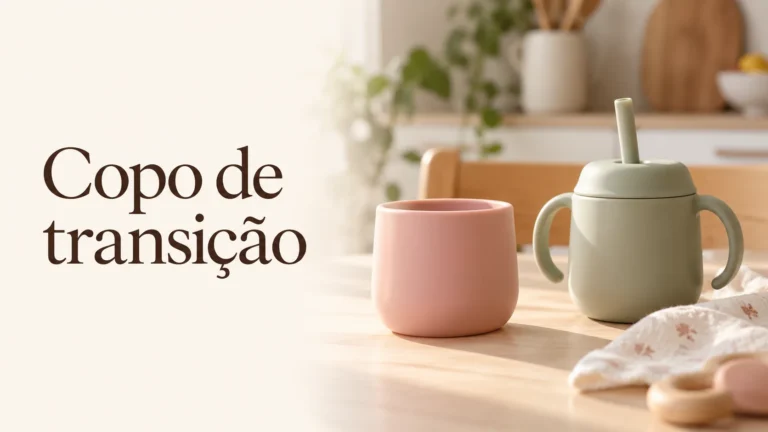 Copo aberto rosado e copo com canudo verde sobre uma mesa, com o texto Copo de transição.